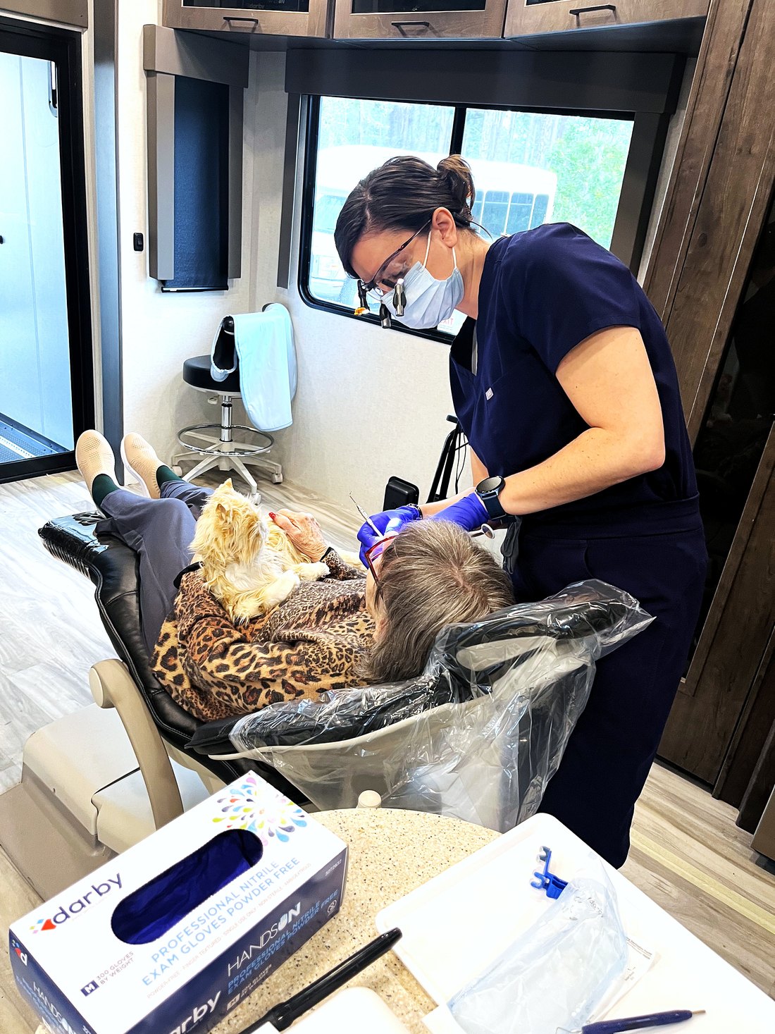 Clinical work inside the mobile dental operatory